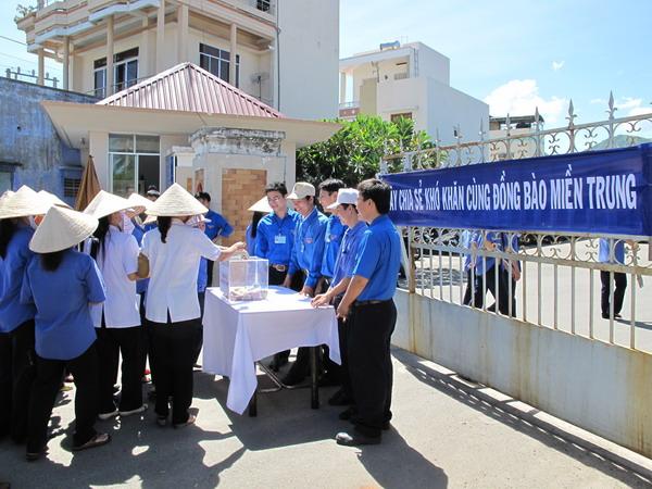 Công nhân Xí nghiệp may Khatoco tham gia đóng góp góp ủng hộ đồng bào miền Trung